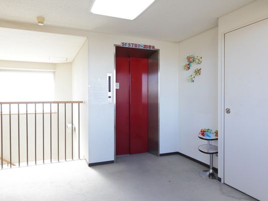 赤いエレベーターの入口