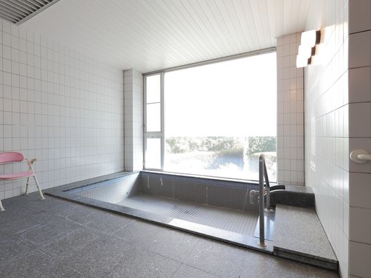 広々とした明るい浴室