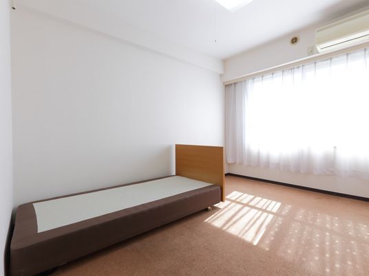 明るい個室の一角