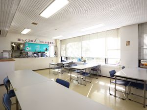 明るい食堂の様子