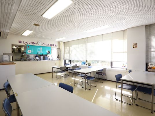 明るい食堂の様子