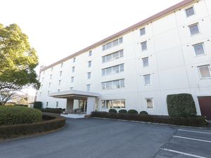 広々とした白壁の建物