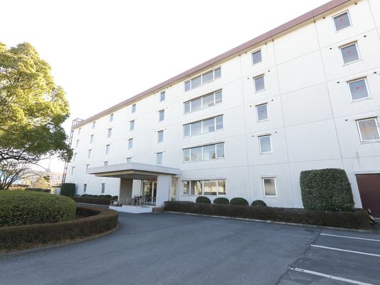 広々とした白壁の建物