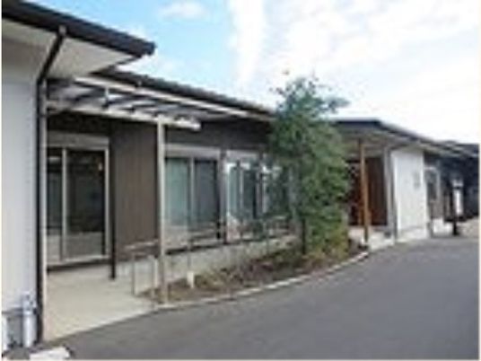 平屋建ての清潔感ある施設外観