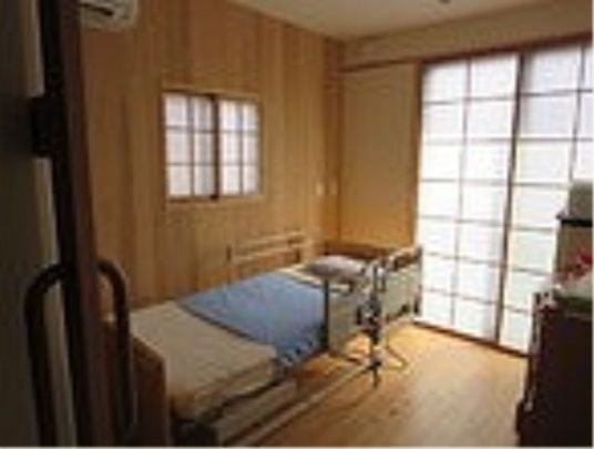 ベッド付き明るい居室