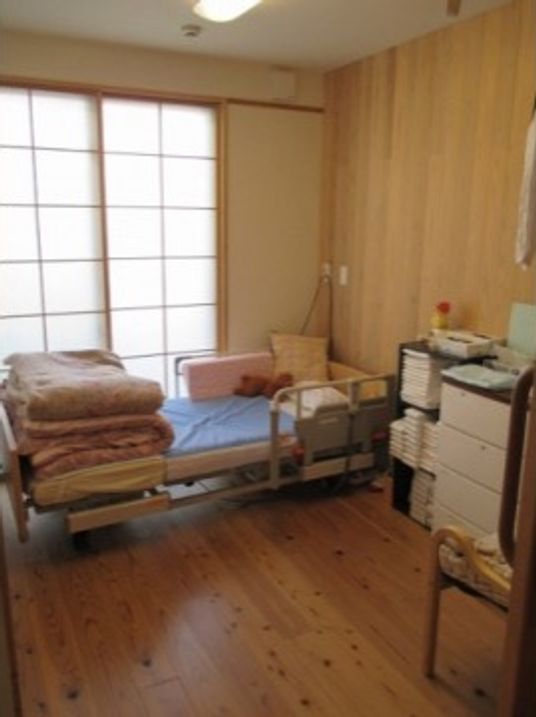 明るい居室の一角