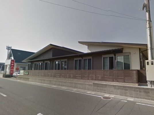 低層の落ち着いた建物外観
