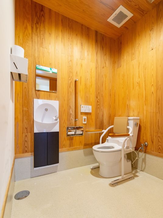 木目調のトイレ空間
