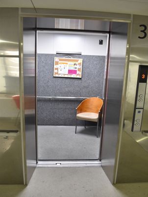 エレベーター内部と椅子