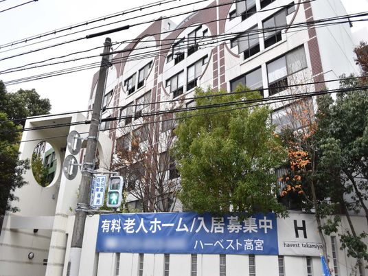 都市の緑と建物の外観