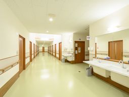 明るい廊下と洗面台