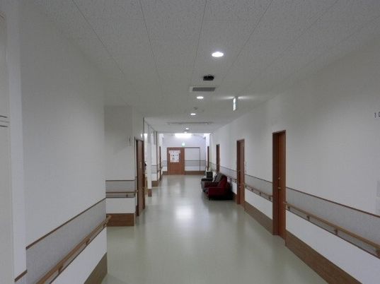 明るく広い廊下