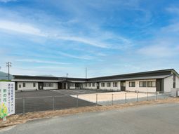 広々とした施設の外観