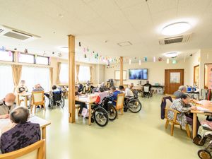 共有スペースで活動する人々
