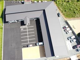 広い駐車場のある施設外観