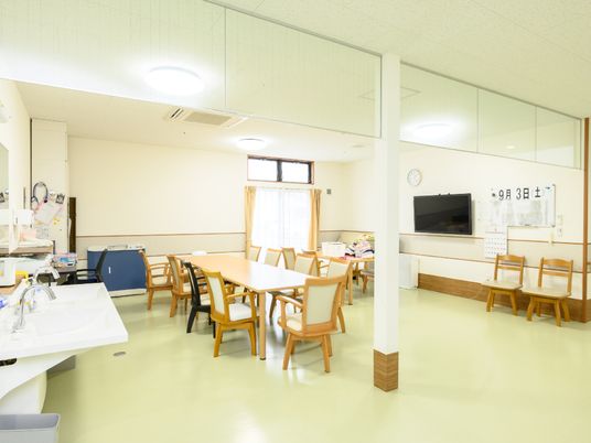 広々とした明るい食堂