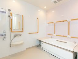 明るい清潔な浴室