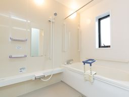 清潔なバリアフリー浴室