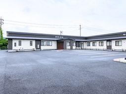 広々した駐車場と建物外観