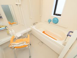 バリアフリー設計の浴室