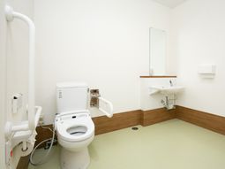 手すり付きのトイレ空間