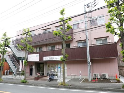 緑に囲まれた建物外観