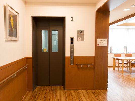 エレベーターとダイニングエリア