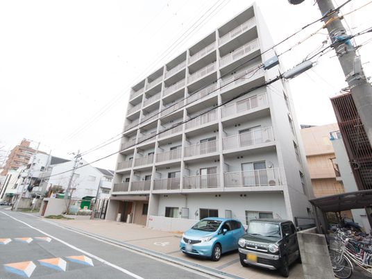 都市型の多階建て建物