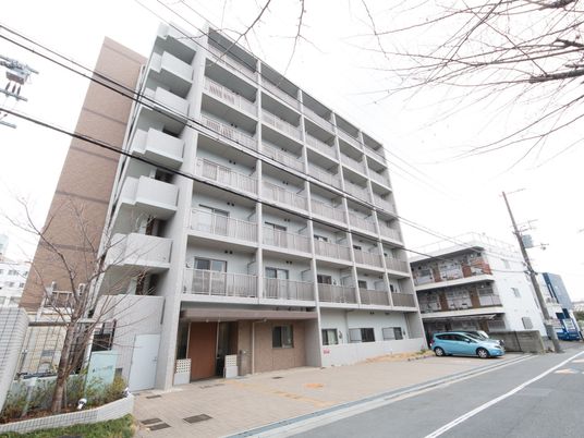 多階層の建物の外観
