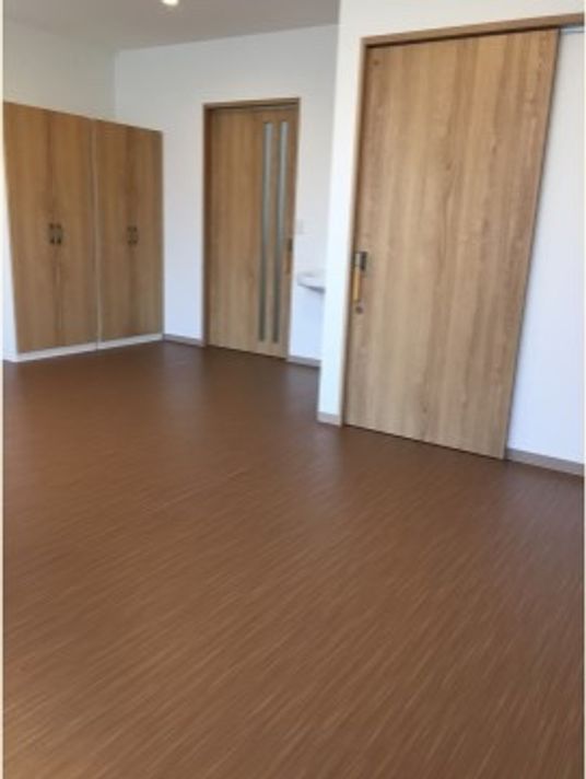 居室のドアとクローゼット