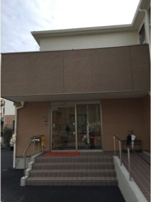 施設外観のエントランス