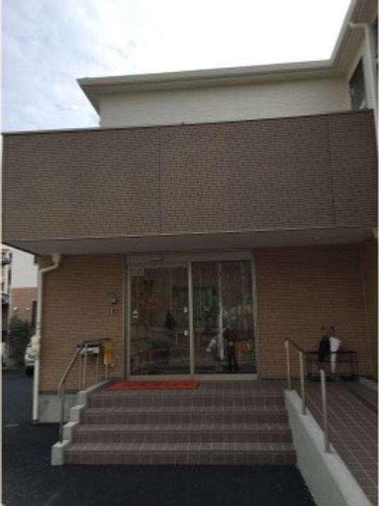 施設外観のエントランス