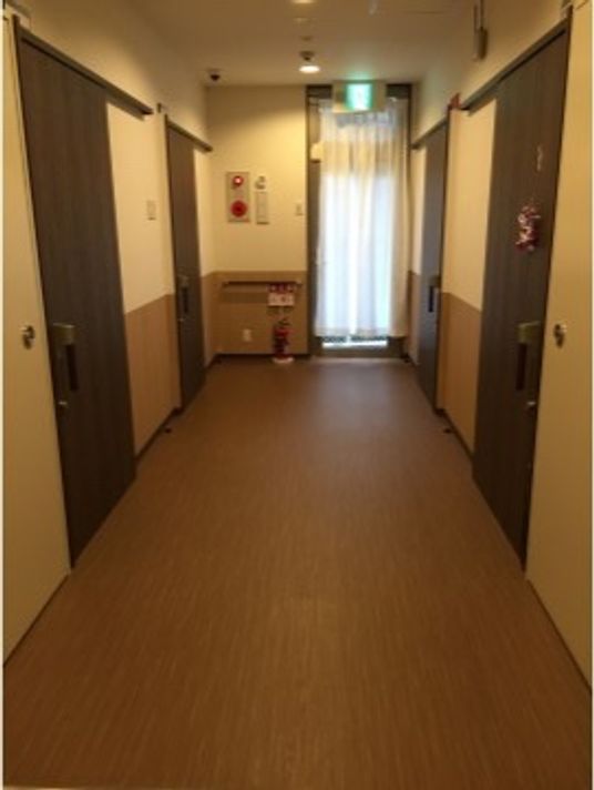 暖かみのある廊下デザイン