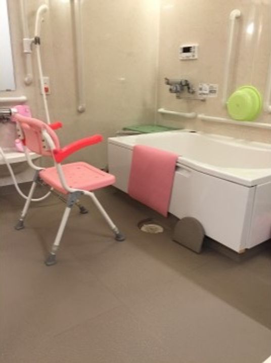 バリアフリー設計の浴室