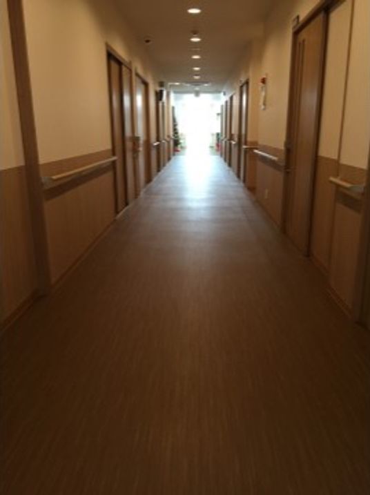 明るい廊下の風景