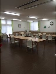 明るい食堂の様子