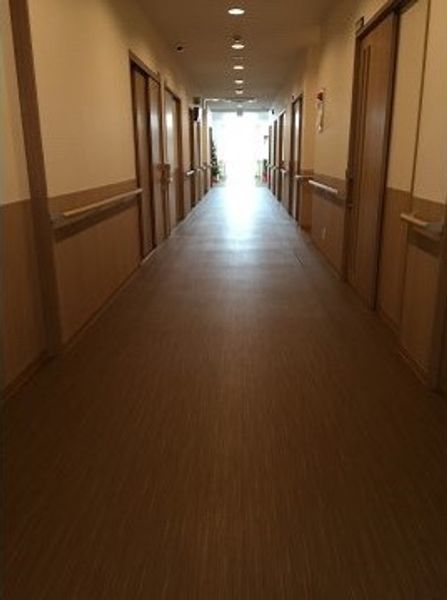 明るい廊下の一部