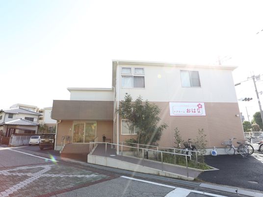 明るい外観の建物