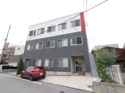 現代的な外観の建物