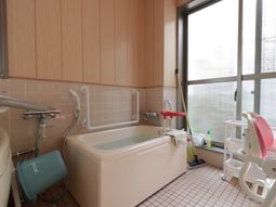 手すり付き浴室の内観