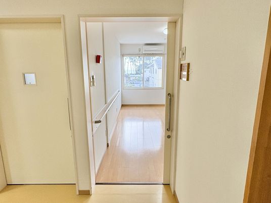 明るい廊下の居室