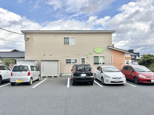 駐車場がある建物の外観