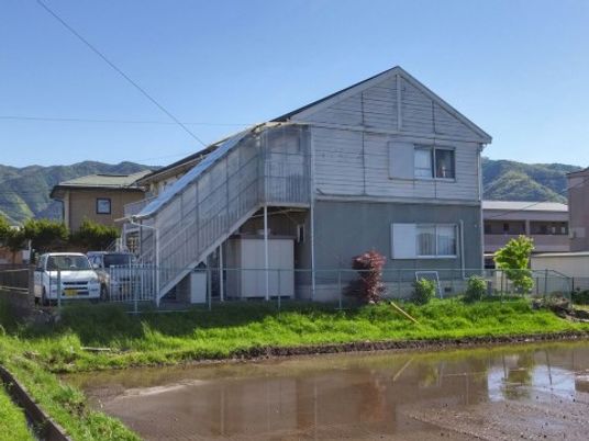 山々を望む建物の外観
