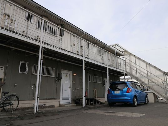 二階建て建物と駐車場