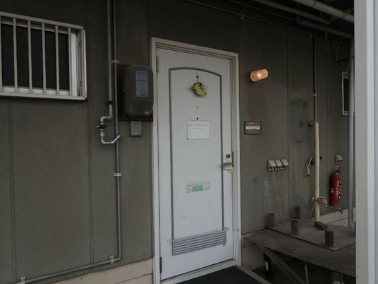 シンプルな外観のエントランス