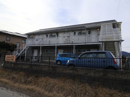 静かな外観の建物