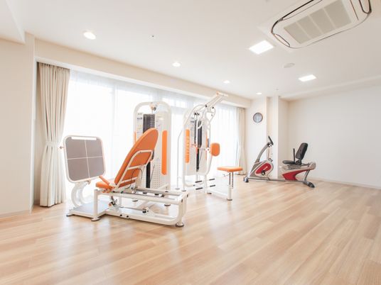 明るい運動設備のある部屋