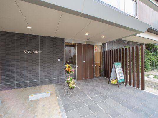 清潔感のある施設のエントランス