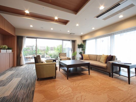 広々とした快適ラウンジ