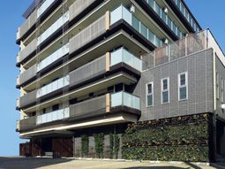 モダンな建物の外観